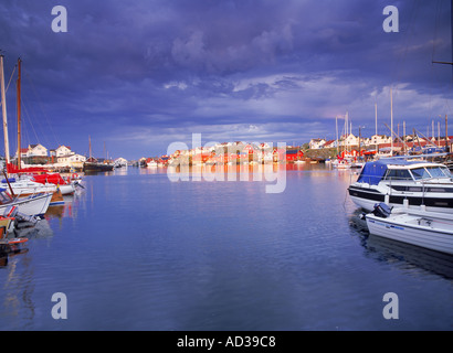 Yachten und Fischerboote im Kladesholmen Klädesholmen Island, eine 45 minütige Fahrt von Göteborg, Schweden Stockfoto