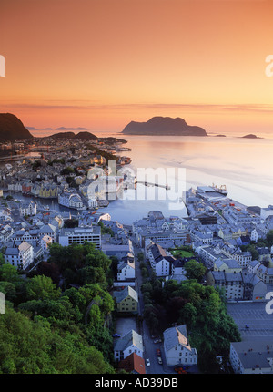 Dorf von Ålesund bei Sonnenaufgang an der norwegischen Küste Stockfoto