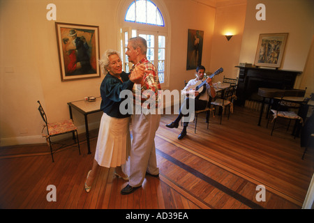 Älteres Ehepaar Tango tanzen zu Gitarrenmusik in Buenos Aires café Stockfoto