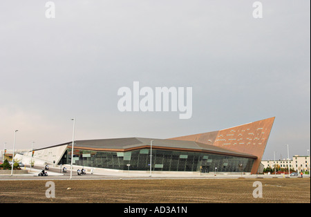 Motorrad-Eskorte verlässt unter einem bleiernen Himmel verlassen Krieg hinter kurz nach der Eröffnung des Kriegsmuseums Gastgeber für viele VIPs A Stockfoto