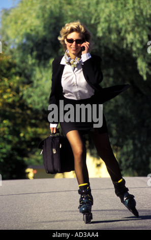 Frau mit Aktentasche am Handy beim Inlineskating sprechen zu arbeiten Stockfoto