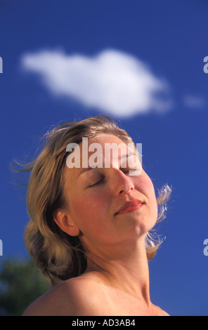 Schwedische Frau Sonnenbaden unter Cloud und blauen Himmel vorbei Stockfoto