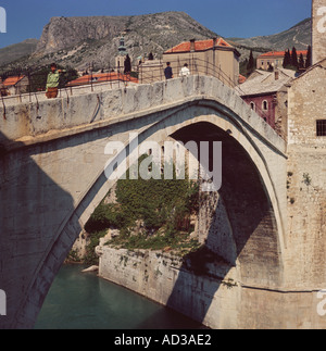 Die klassische original alten Stein gewölbten Brücke aus einem engen drei-Viertel-Winkel an Mostar vor den 1980er Jahren jugoslawischen Unruhen Stockfoto