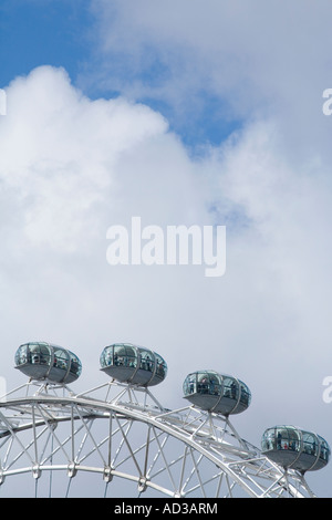London Eye mit Wolken und blauer Himmel im Sommer England UK United Kingdom GB Großbritannien britischen Inseln Europa EU Stockfoto