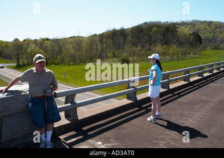 Eine Frau und ihren Vater auf der Suche auf dem Lande im Bereich Smoky Mountain von Tennessee in der Nähe von Gatlinburg Stockfoto