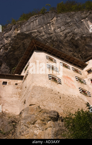 Ansicht der Burg Predjama von darunterliegend, Slowenien. Stockfoto