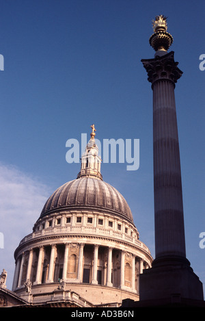 Die Kuppel von St. Paul-Kathedrale und der Paternoster Square Spalte vor blauem Himmel, Paternoster Square, City of London Stockfoto