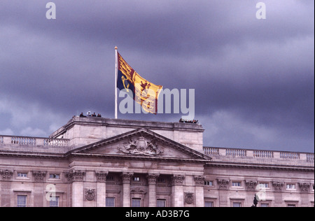 Riesiger königlicher Standard fliegen über dem Buckingham Palace, London Stockfoto