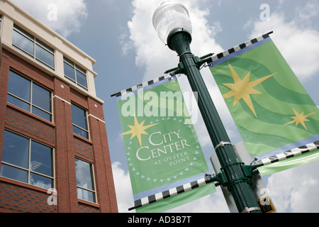 Newport News Virginia, Stadtzentrum in Oyster Point, Laternenpfosten, Banner, Bürogebäude, VA070616011 Stockfoto