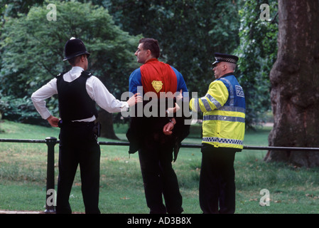 Superman – Väter für Gerechtigkeit Demonstrant – gehalten von zwei London Metropolitan Polizeibeamten Trooping the Colour, 2007 Stockfoto