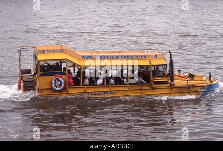 London Duck Tours amphibische Landungsschiffe mit Touristen auf Themse in Westminster, London, England Stockfoto