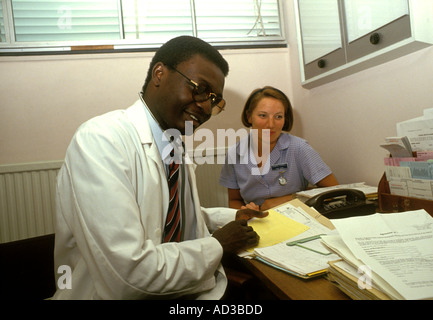 Arzt und Krankenschwester Rücksprache mit patient Stockfoto