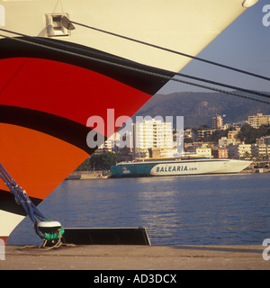 Kreuzfahrtschiff "AIDA Diva" am Liegeplatz mit Balearia Fast Ferry im Hintergrund, in den Hafen von Palma De Mallorca, Balearen. Stockfoto