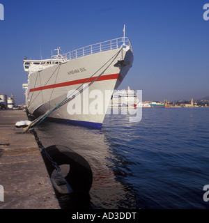 Szene im Hafen von Palma De Mallorca mit Fast Ferry Almudaina Dos im Vordergrund, Kreuzfahrtschiff "AIDA Diva", Balearia Fähre Stockfoto