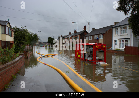 HOCHWASSER IN DEN STRAßEN VON BENTLEY DORF YORKSHIRE ENGLAND JUNI 2007 Stockfoto