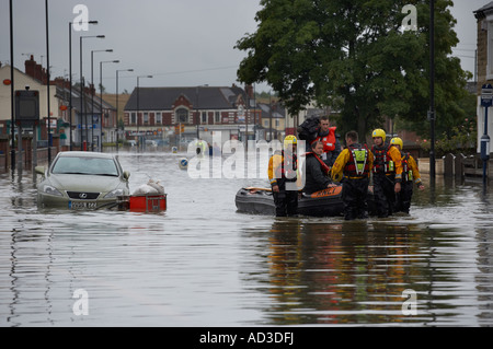 HOCHWASSER IN DEN STRAßEN VON BENTLEY DORF YORKSHIRE ENGLAND JUNI 2007 Stockfoto