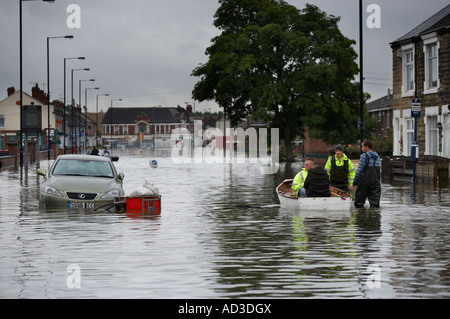 HOCHWASSER IN DEN STRAßEN VON BENTLEY DORF YORKSHIRE ENGLAND JUNI 2007 Stockfoto