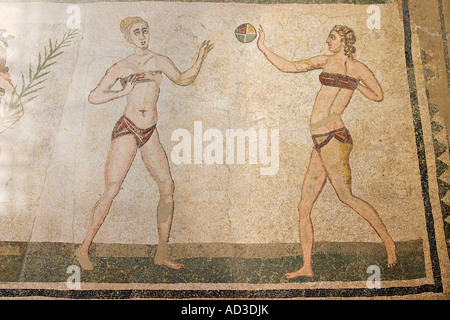 Frühe Volleyball zwei junge Bikini bekleideten Frauen Ball spielen oder fangen in dieser antiken römischen Mosaik-Boden-Bikini-girls Stockfoto