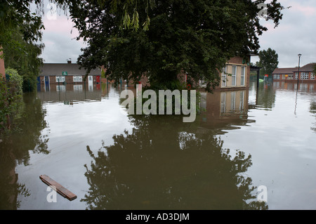 HOCHWASSER IN DEN STRAßEN VON BENTLEY DORF YORKSHIRE ENGLAND JUNI 2007 Stockfoto