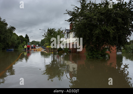 HOCHWASSER IN DEN STRAßEN VON BENTLEY DORF YORKSHIRE ENGLAND JUNI 2007 Stockfoto