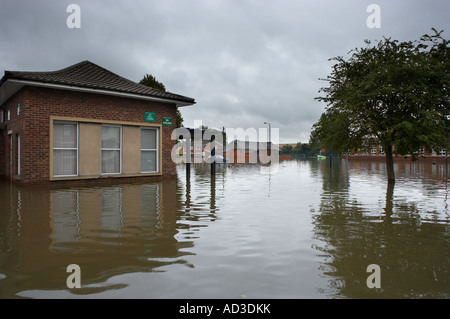 HOCHWASSER IN DEN STRAßEN VON BENTLEY DORF YORKSHIRE ENGLAND JUNI 2007 Stockfoto