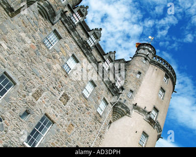 Castle Fraser in der Nähe von Aberdeen Scotland an einen leuchtenden Herbsttag mit blauem Himmel. Stockfoto