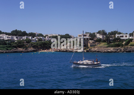 Blick nach Süden in der Nähe von Cala d ' or Yachthafen - mit Seaward gebunden traditionellen mallorquinischen hölzerne Llaut vorbei Luxus Küsten propert Stockfoto