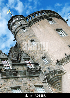 Castle Fraser in der Nähe von Aberdeen Scotland an einen leuchtenden Herbsttag mit blauem Himmel. Stockfoto