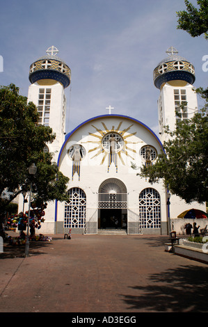 Kathedrale auf dem Zocalo in alten Acapulco, Guerrero, Mexiko. Diese ungewöhnliche maurischen Stil erbaute Kathedrale stammt aus den 1930er Jahren. Stockfoto