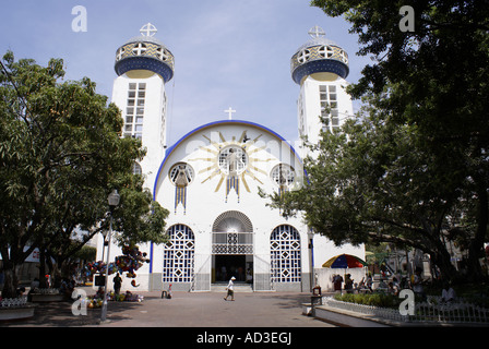 Kathedrale auf dem Zocalo in alten Acapulco, Guerrero, Mexiko. Diese ungewöhnliche maurischen Stil erbaute Kathedrale stammt aus den 1930er Jahren. Stockfoto