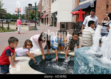 Newport News Virginia,City Centre at Oyster Point,hispanische Familien Eltern Eltern Kinder,Brunnen,Junge Jungen männliche Mädchen,Mädchen weibliche Kinder Stockfoto