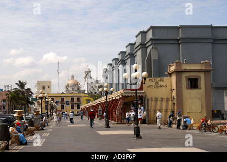 Geschäfte und Menschen auf dem Malecon oder Meer Gehweg in der Hafenstadt Veracruz, Mexiko Stockfoto