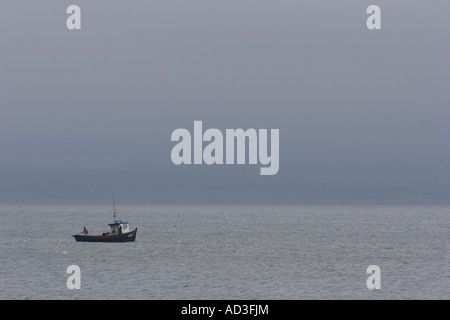 Ein einsamer Fischer schleppen in seine Gatter aus Fischereidorf auf den Dornoch Firth, Schottland. Stockfoto