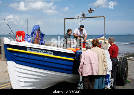 Frischer Fisch verkauft direkt vom Boot bei der Landung in Redcar Beach North Yorkshire Stockfoto