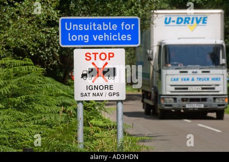 Dorfbewohner setzen ein Zeichen "ignorieren Sat Nav" LKW-Fahrer ungeeignet Route für lange Fahrzeuge zu warnen. Bild von Jim Holden. Stockfoto