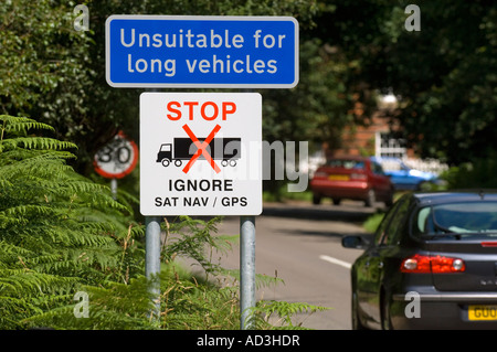 Dorfbewohner setzen ein Zeichen "ignorieren Sat Nav" LKW-Fahrer ungeeignet Route für lange Fahrzeuge zu warnen. Bild von Jim Holden. Stockfoto