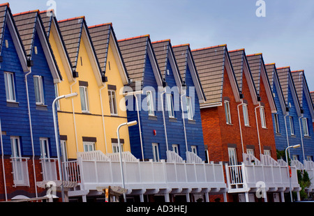 Neubau im Wharf-Stil an einem Kai.Bild von Jim Holden Stockfoto