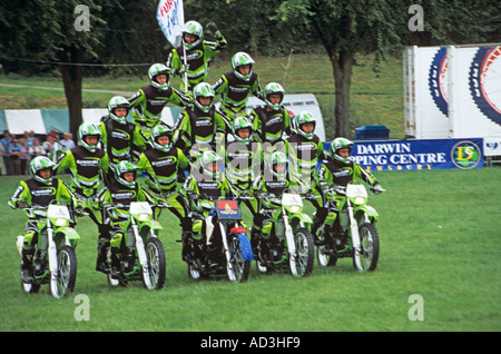 SHROPSHIRE England UK August The Flying "Gunners" Motorrad anzeigen Team in einer Pyramide-Display auf der jährlichen Messe Stockfoto