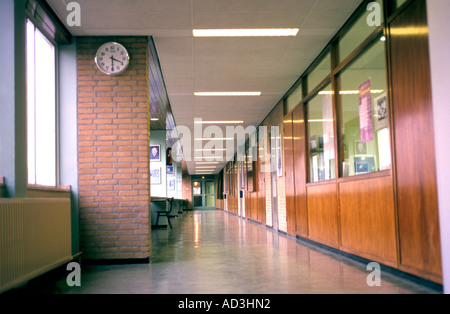 Leere Schule Flur Stockfoto