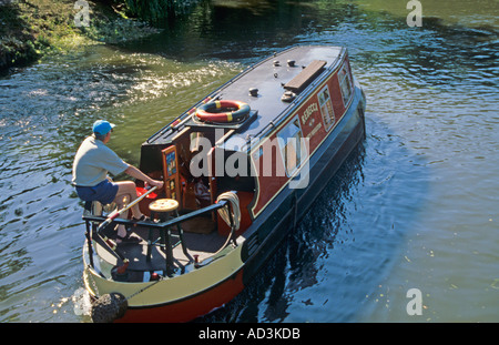 PYRFORD SURREY England UK Narrowboat verlassen Pyrford schloss die letzte auf der längsten Mann gemacht, der Fluss Wey Navigation dehnen Stockfoto