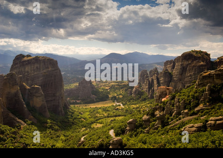 Ansicht von Agios Nikolaos und Rousanou Klöster und die Meteora-Berge in der Nähe von Kalampaka in Griechenland Festland Stockfoto