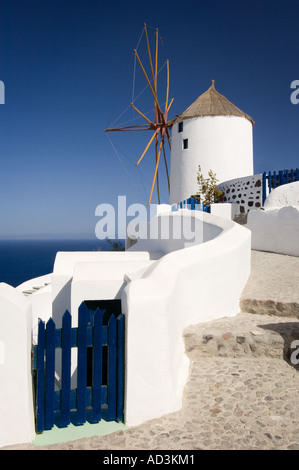 Windmühle und weiße gewaschenen Wand in Oia auf der Insel Santorin in Griechenland Europa Stockfoto