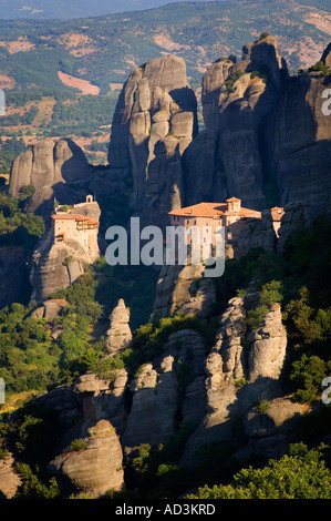 Rousanou und Agios Nikolaos Klöster und die Meteora im östlichen Pindos Gebirge des Festlands Griechenland Stockfoto