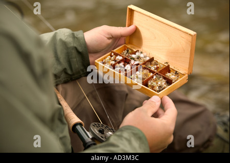 Mann auswählen Fliege beim Fliegenfischen Modellbild veröffentlicht Stockfoto