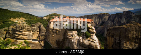 Panoramablick auf Kloster Varlaam und Meteora mit östlichen Pindos-Gebirge in Ferne auf Festland Griechenland Europa Stockfoto