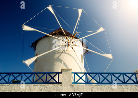 Windmühle und Tuch Segeln in der Nähe von Oia auf griechischen Insel von Santorini Griechenland Europa Stockfoto