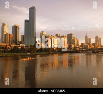 Central Business District von Yarra River in Melbourne bei Sonnenaufgang mit vorbeifahrenden Scull reflektiert oder Shell racing Stockfoto