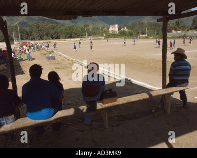 Leute reden an der Peripherie eines Fußballfeldes neben dem Hauptmarkt Stockfoto