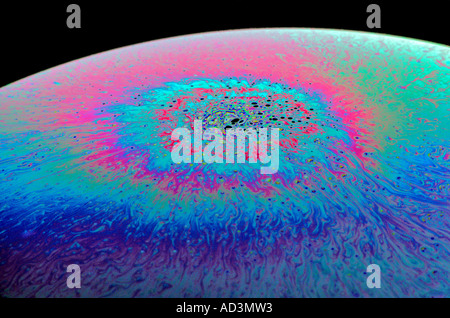 Schillernde Farben von Seifenblasen sind durch störende Licht Wellen Stockfoto