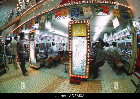 Japanisch genießen, spielen die beliebten Pachinko Spielautomaten in Tokio, Japan. Stockfoto